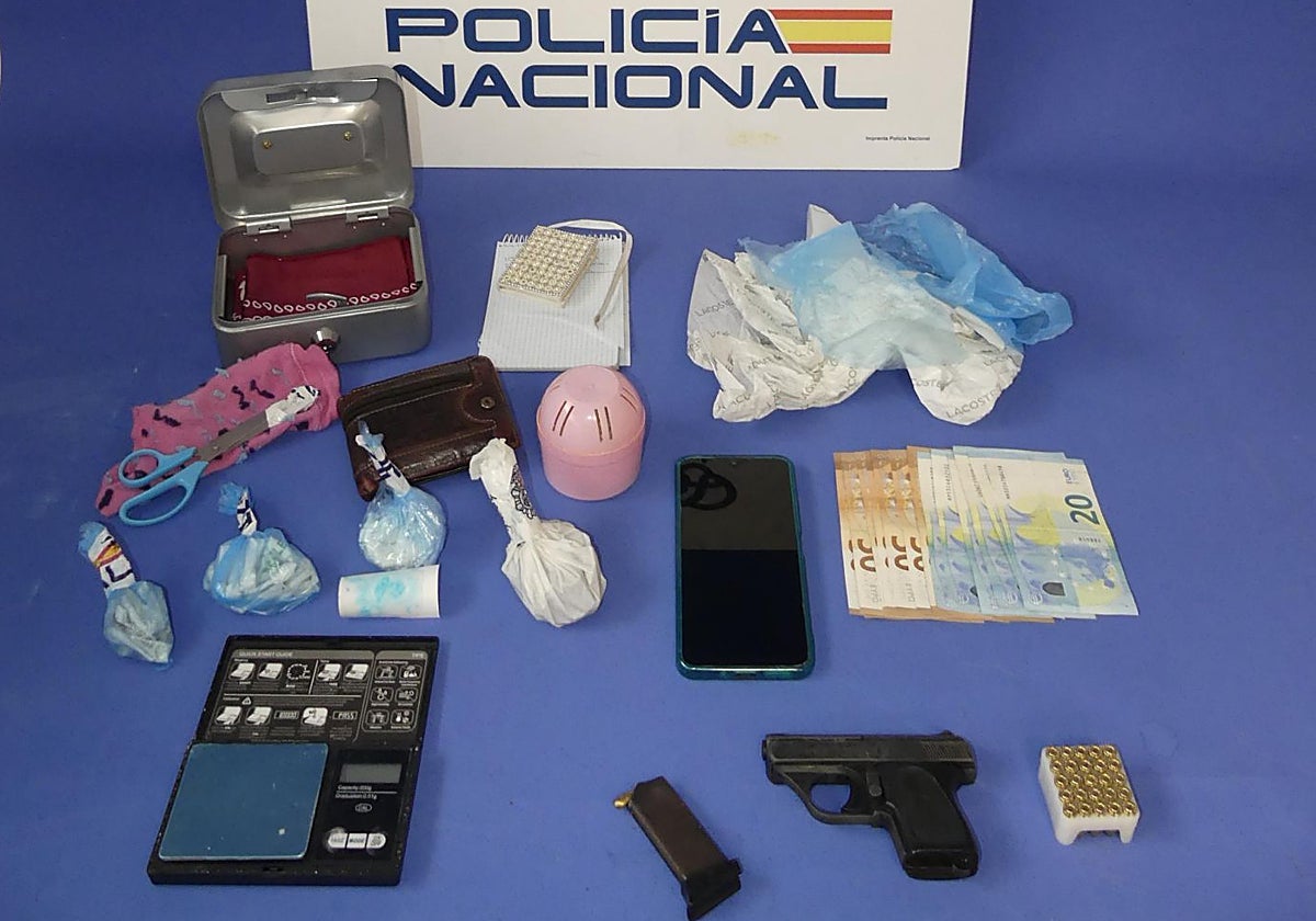 El material intervenido a la organización desarticulada en Vilagarcía de Arousa