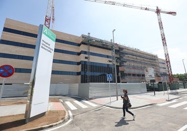 El Hospital Reina Sofía busca un plan para desatascar el tránsito de 17.000 personas a diario