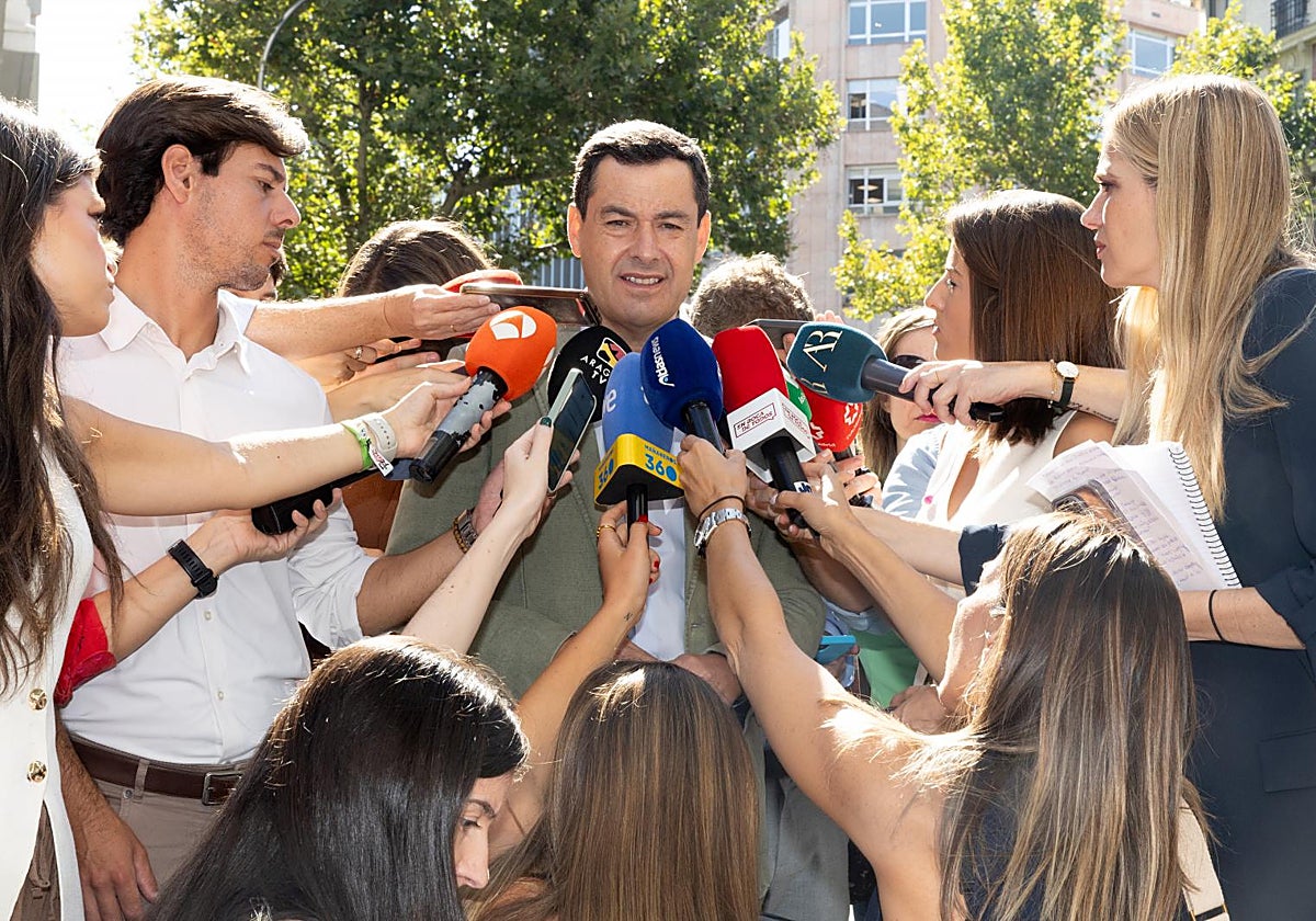 Juanma Moreno en su atención a medios