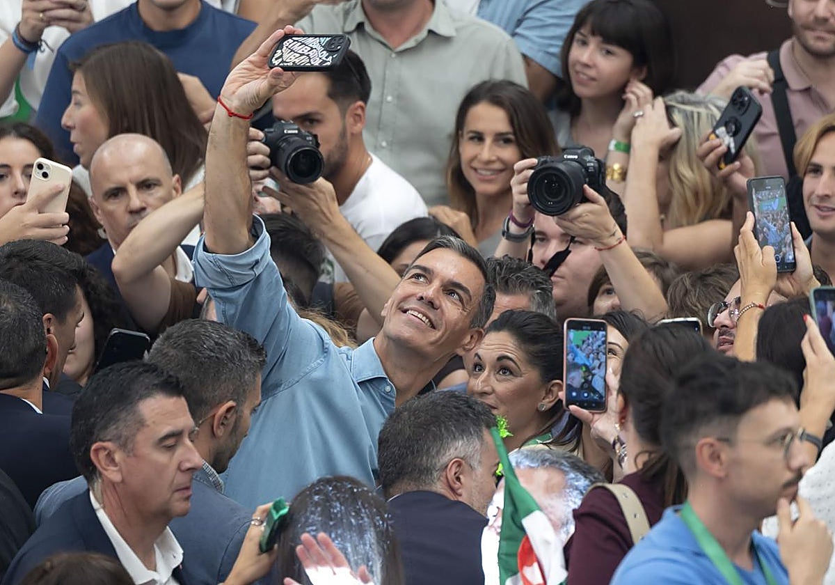 Pedro Sánchez haciéndose un selfie con una simpatizante