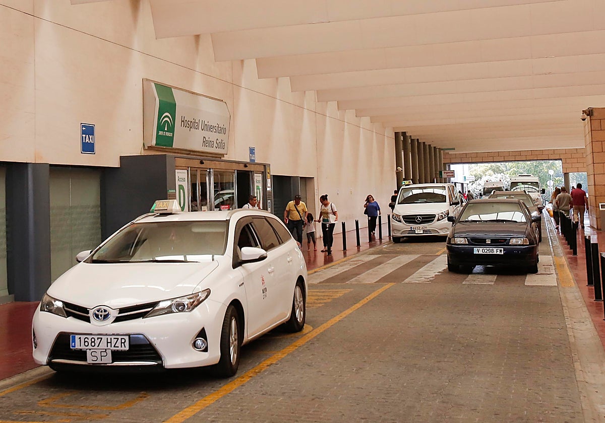 Los taxis aparcan en la puerta del Hospital Reina Sofía para trasladar pacientes