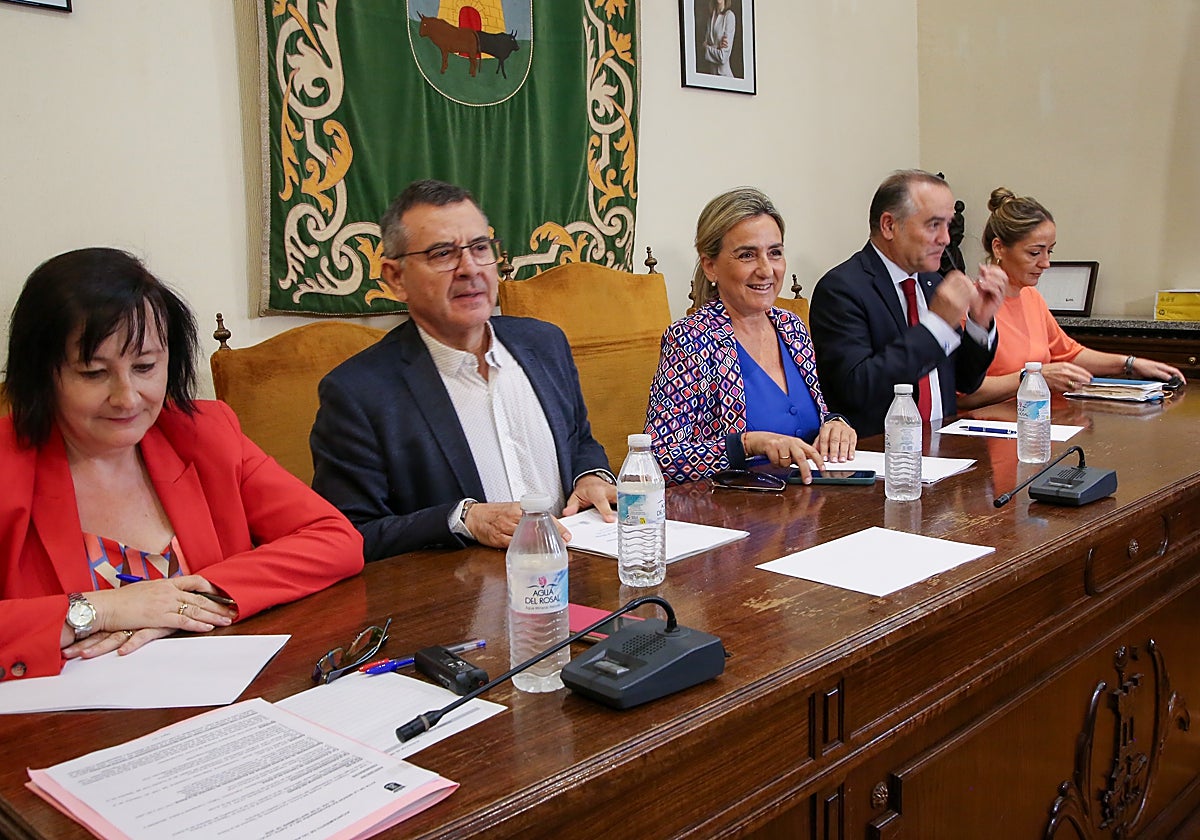 Tolón, en el centro, junto al alcalde de Talavera, José Julián Gregorio (a su izquierda)