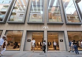 Los clientes de la nueva megatienda de Zara en Córdoba: «Me ha gustado mucho. Es muy amplia y es confortable comprar»