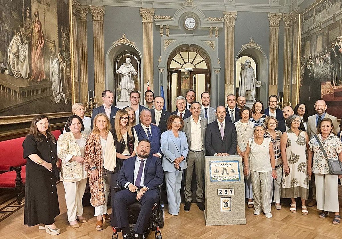El presidente del senado, Pedro Rollán, acompañado de los senadores toledanos recibió a la a la asociación de vecinos Fray Hernando y al alcalde de Talavera