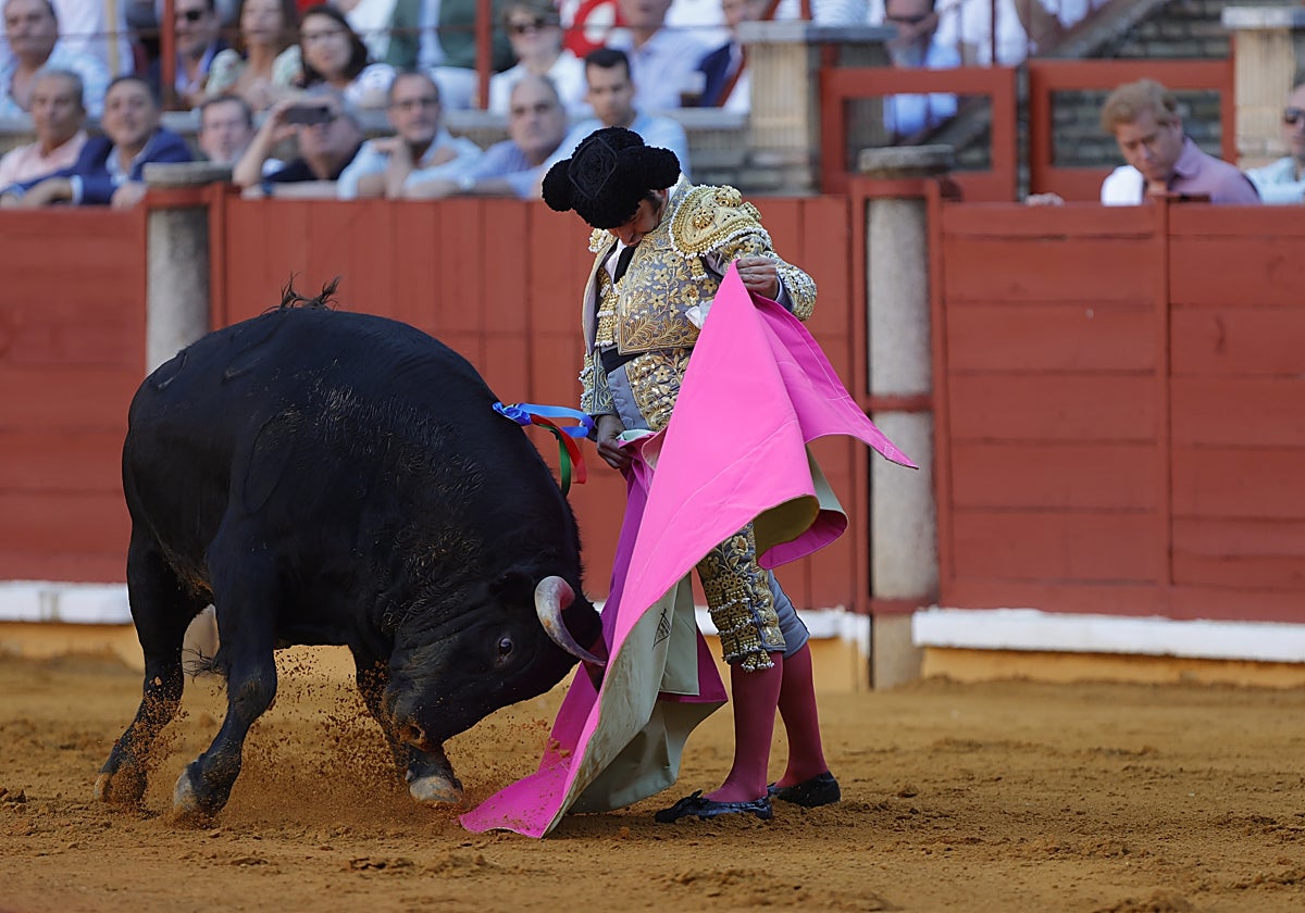 Morante de la Puebla con el capote en su última comparecencia en Córdoba