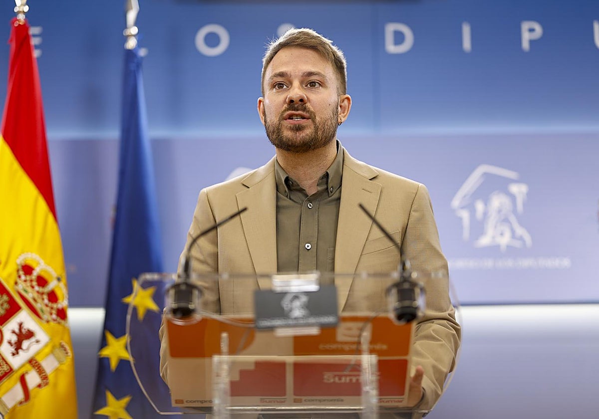 El diputado de Sumar Alberto Ibáñez durante una rueda de prensa anterior a la Junta de Portavoces