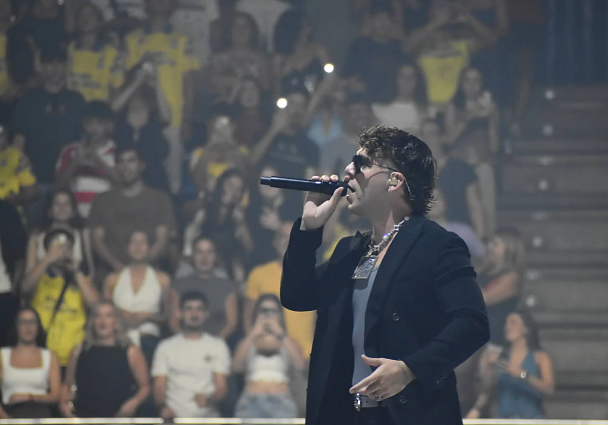 Quevedo actuando en el Martín Carpena mientras sus fans graban con los móviles el espectáculo