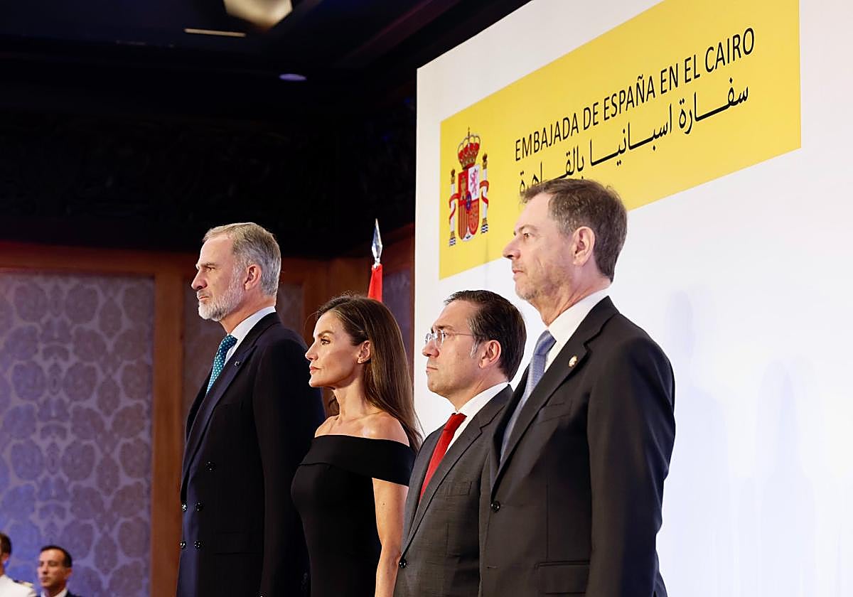 Don Felipe y Doña Letizia, junto a José Manuel Albares.
