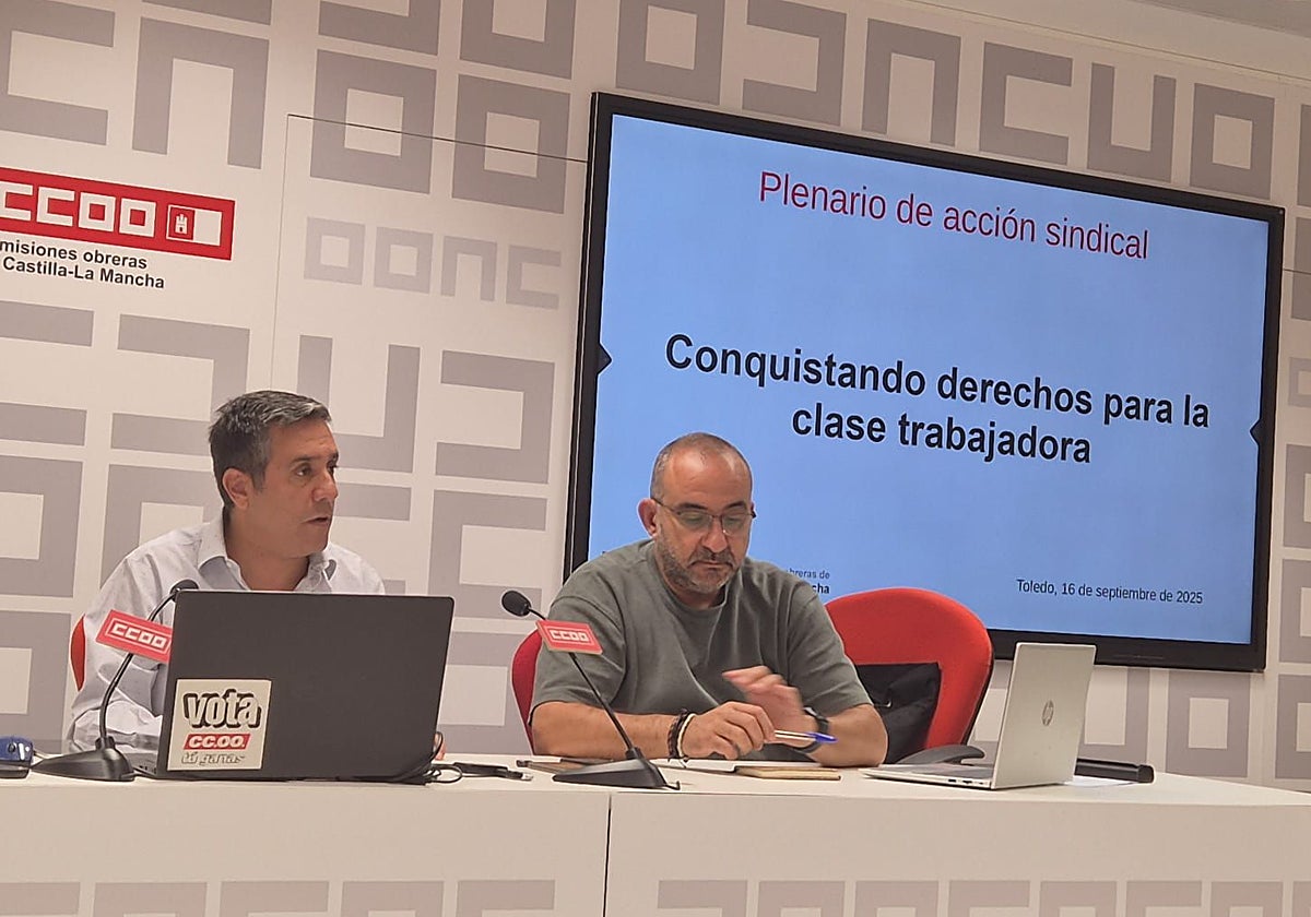 El secretario general de CCOO en la región, Javier Ortega (i.) junto a Javier Pacheco, secretario de Acción Sindical y Transiciones Estratégicas de CCOO