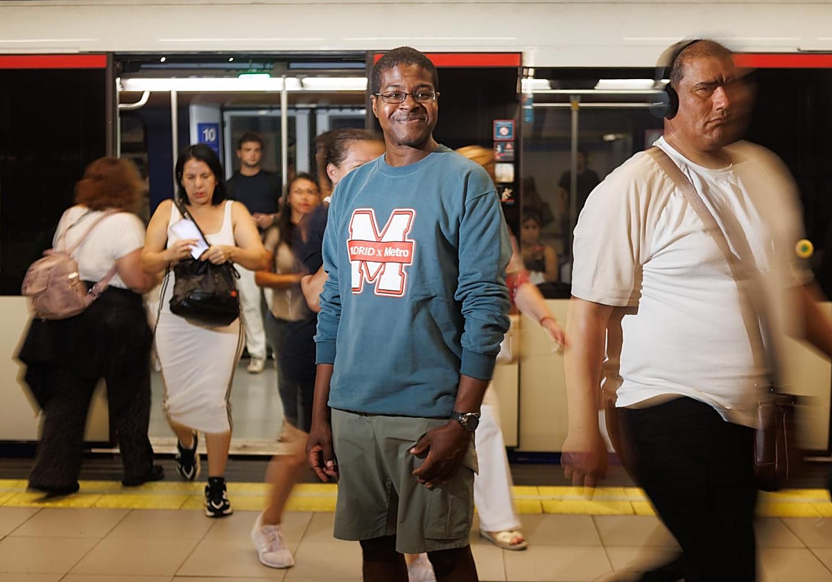 Adham Fisher, hombre récord, posa en la estación de Plaza de Castilla