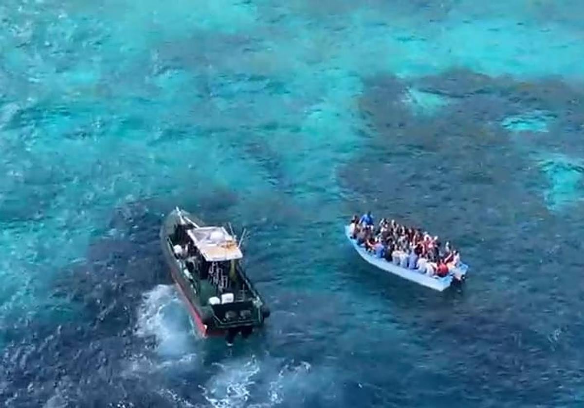 Una patera se acerca a las costas baleares en noviembre de 2024