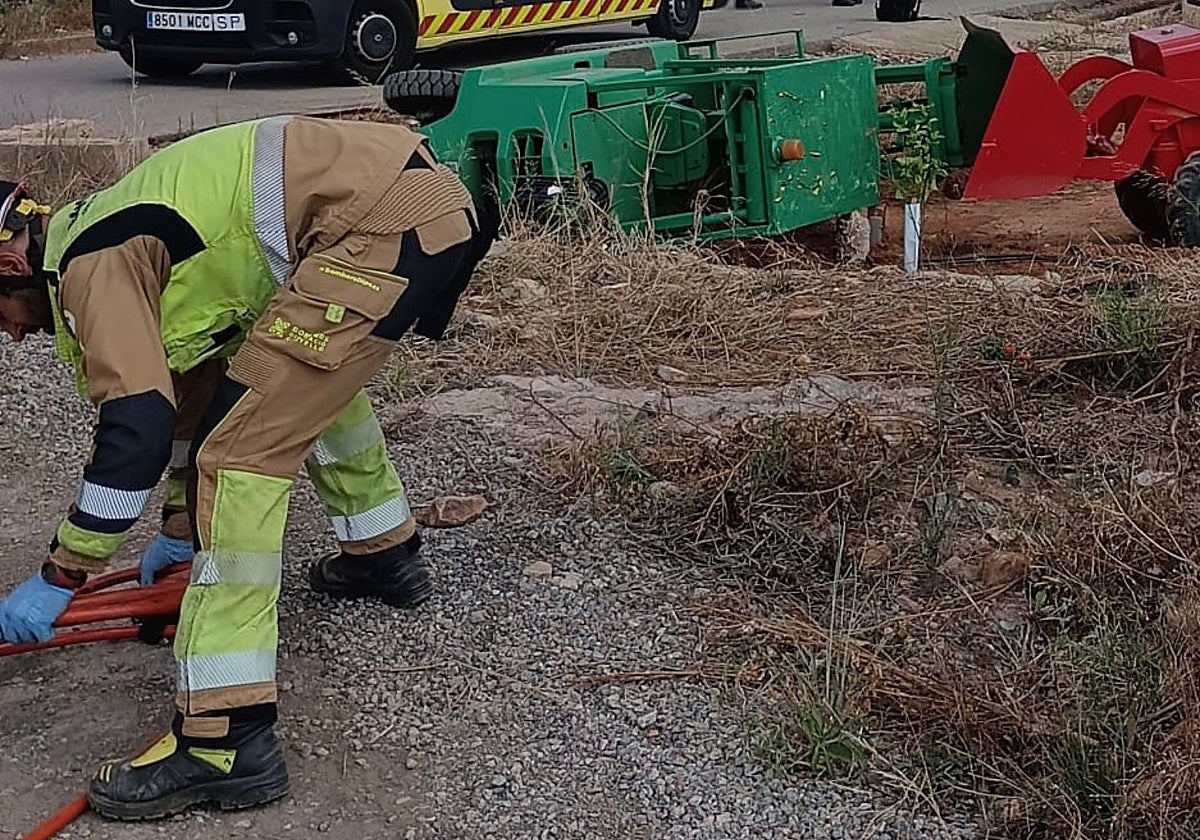 Efectivos de Bomberos junto al lugar del accidente mortal