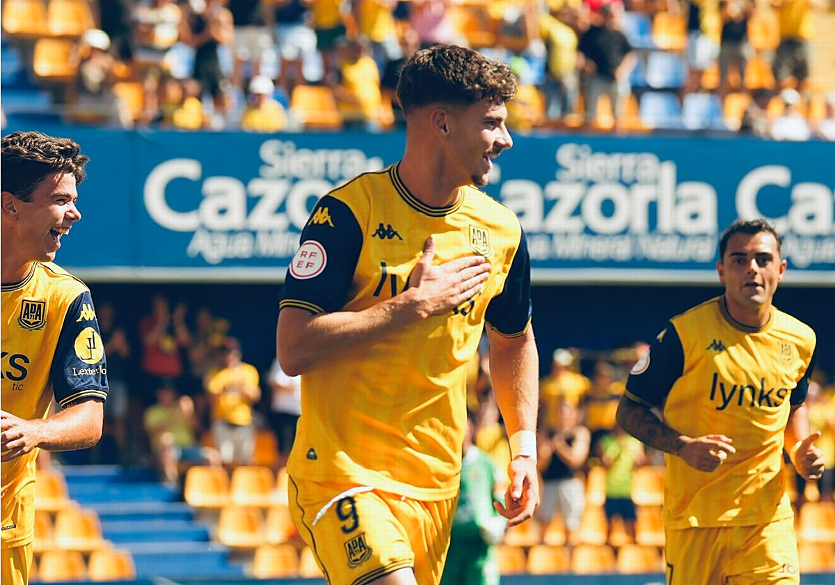Mariano Carmona celebra su segundo tanto de la temporada frente al Antequera