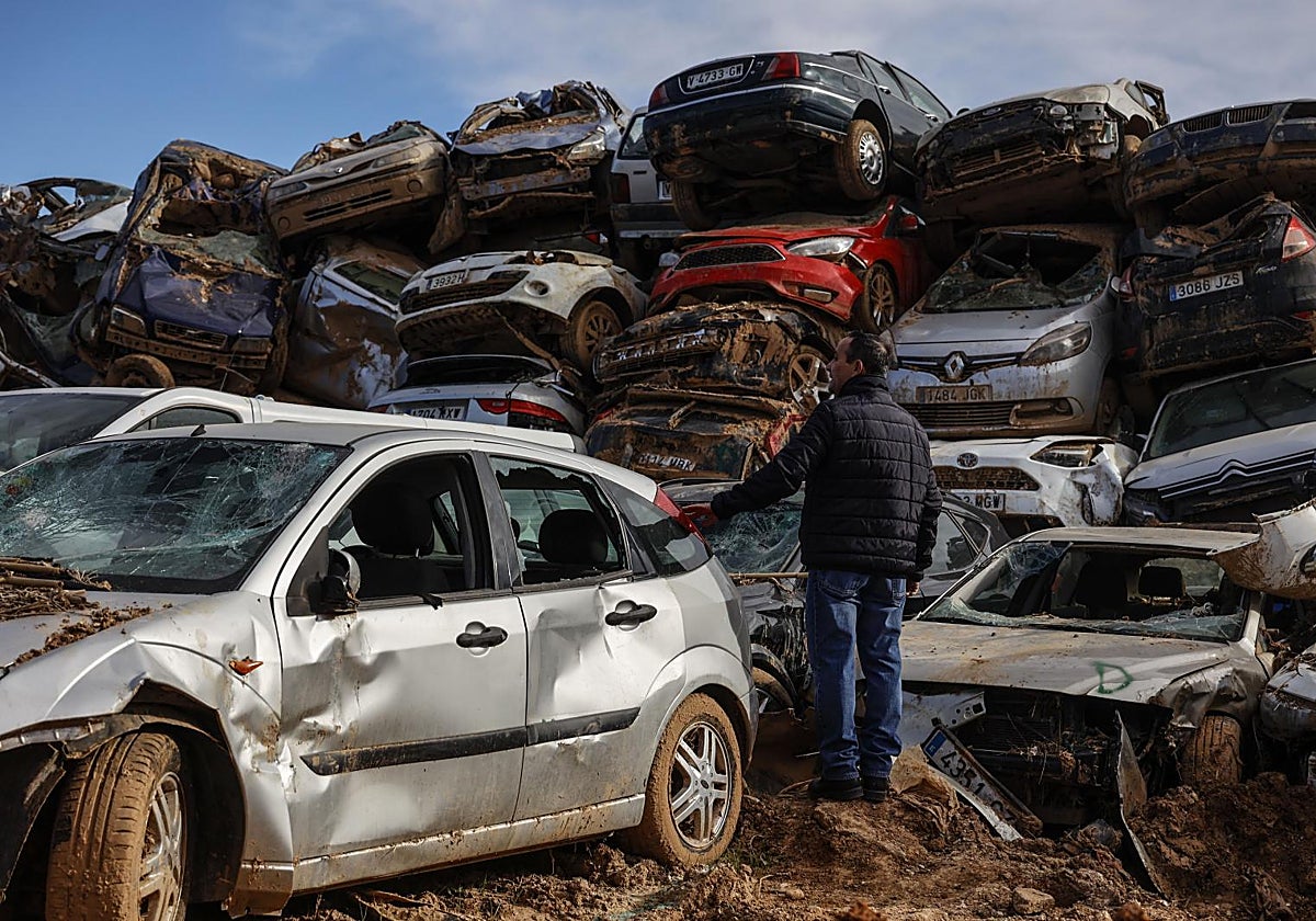 Coches apilados en la localidad de Catarroja días después de la dana