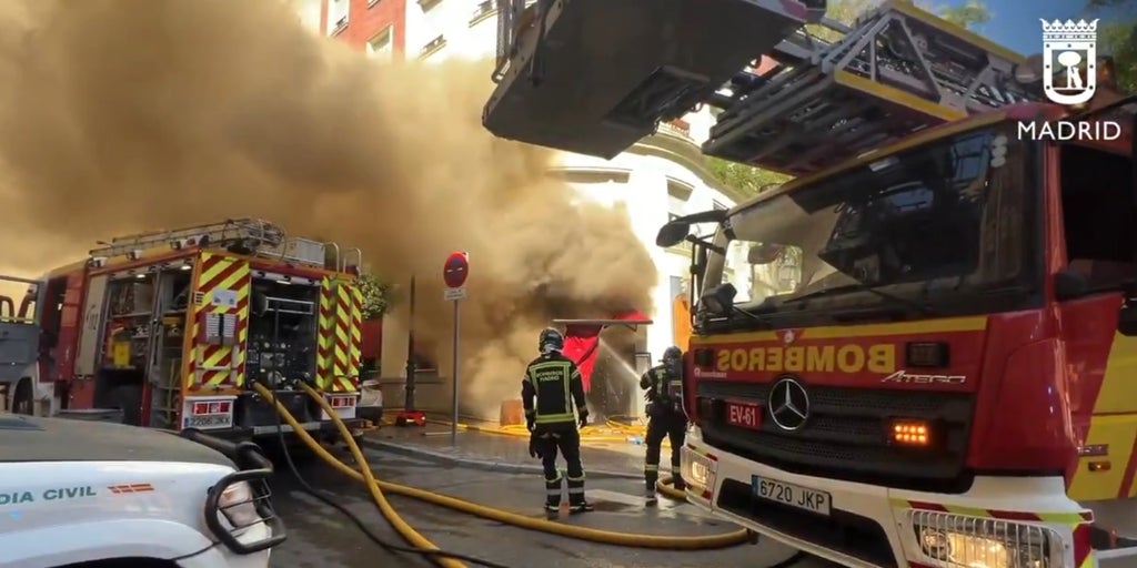 Dos bomberos en estado grave tras un aparatoso incendio en un restaurante de Chamberí