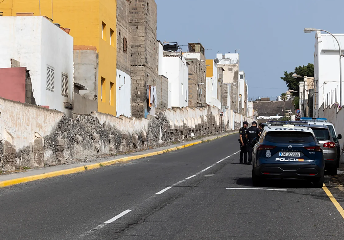 Agentes policiales delante del inmueble donde sucedieron los hechos.