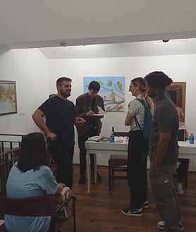 Imagen secundaria 2 - Muro de la sala dedicado al otoño, arriba: sobre estas líneas, la directora de la Fundación, María Luisa Chico, presentando el encuentro y el final del acto