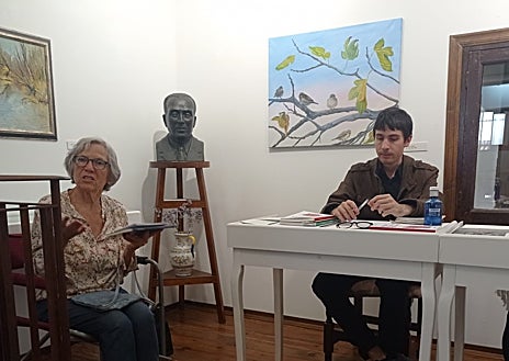 Imagen secundaria 1 - Muro de la sala dedicado al otoño, arriba: sobre estas líneas, la directora de la Fundación, María Luisa Chico, presentando el encuentro y el final del acto
