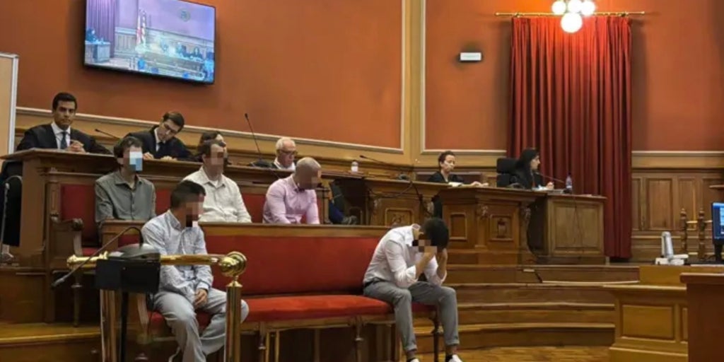 Los cinco integrantes de la manada de Castelldefels piden perdón y aceptan entre ocho y tres años de cárcel