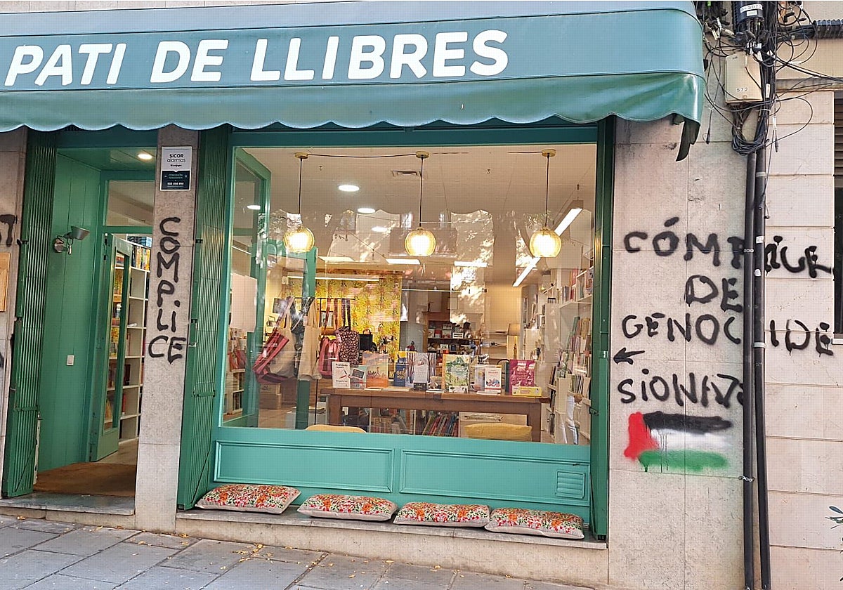 Pintadas en la fachada de la librería