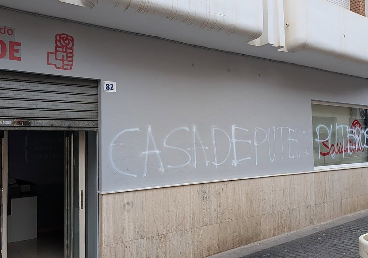 La sede del PSOE en El Ejido ha sufrido nuevas pintadas ofensivas
