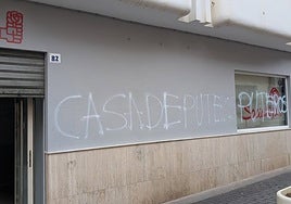«Casa de puteros», el nuevo ataque vandálico a la sede del PSOE en El Ejido