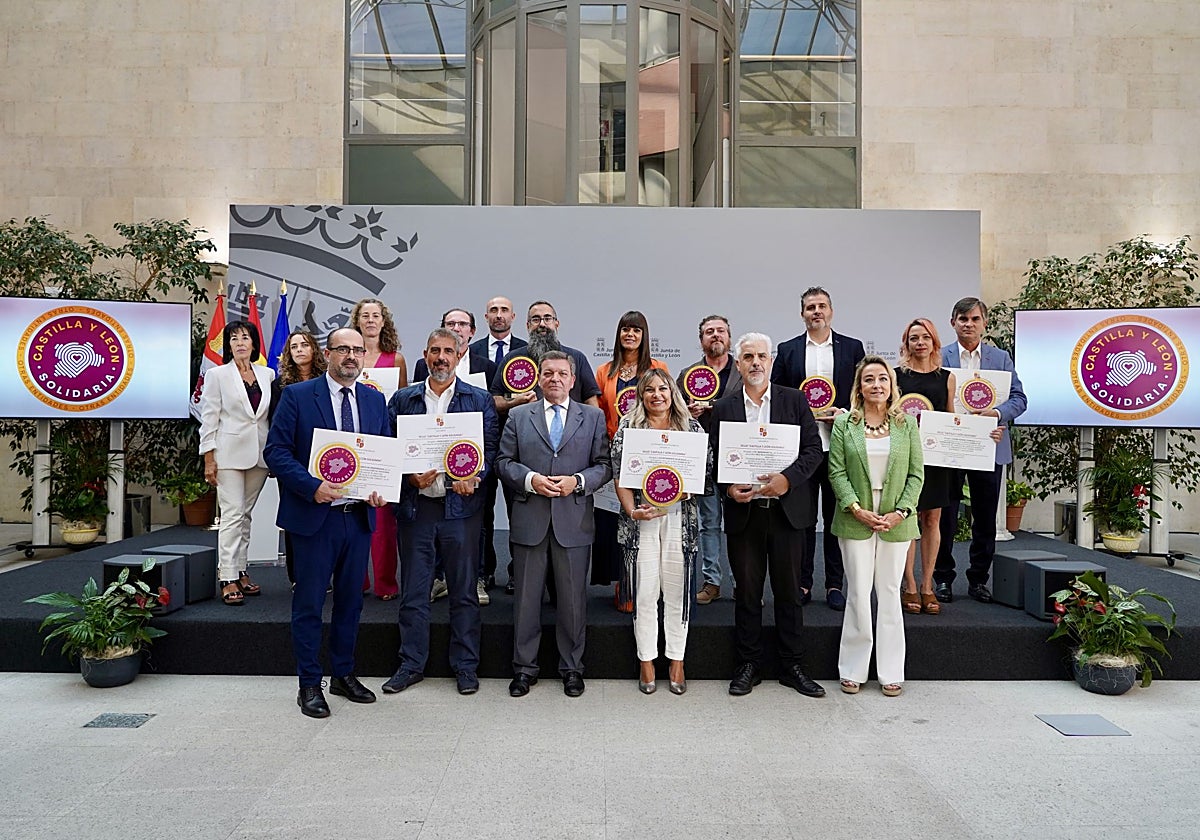Foto de familia del consejero de la Presidencia y los premiados de 'Castilla y León solidaria'