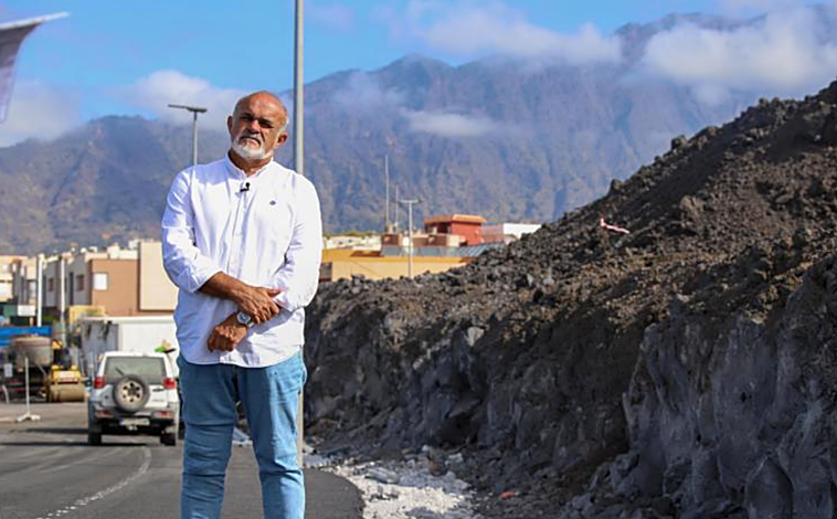 Imagen principal - Ricardo Camacho en el punto donde su casa quedó sepultada en fotos de 2023, en ese punto ha construido la nueva