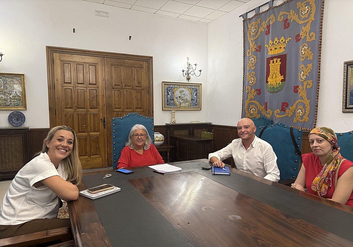 La concejala de Discapacidad, Julia González, mantuvo un encuentro con representantes de la Federación de Asociaciones de Padres y Amigos de Personas Sordas de Castilla-La Mancha y con integrantes de la nueva asociación