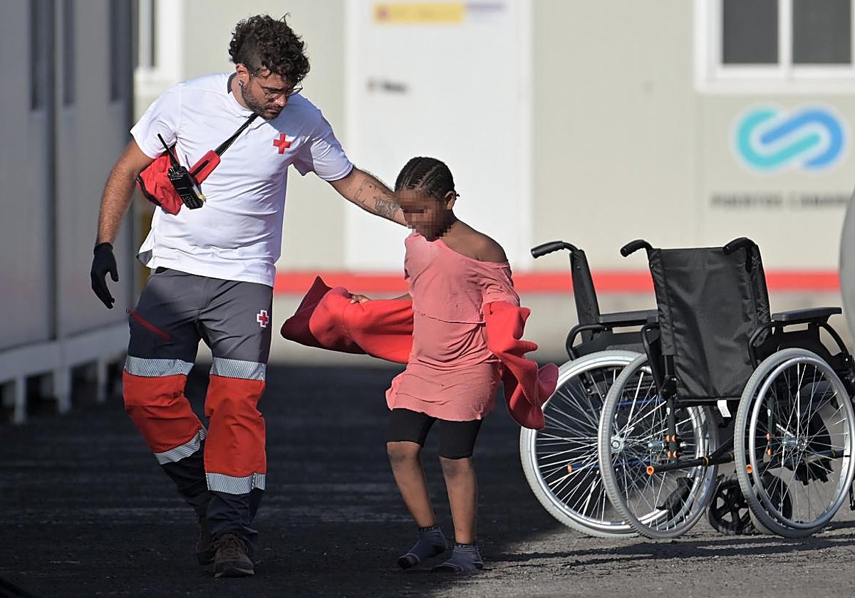 Las salvamar Navia y Diphda han rescatado este lunes a 235 personas de un cayuco en aguas de El Hierro, con 22 menores a bordo