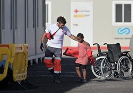 Canarias urge al Estado: «A este ritmo no podemos continuar, tenemos más de 900 menores asilados»