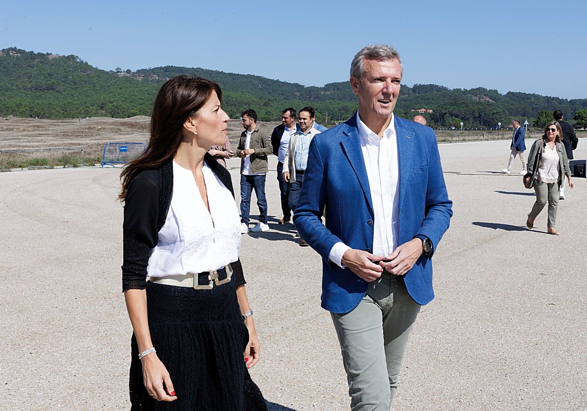 Rueda y la conselleira Martínez Allegue, este miércoles en un acto en A Lanzada