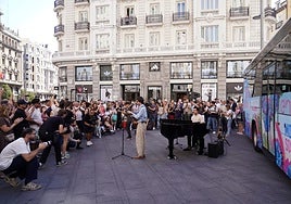 Sorpresa en Gran Vía: los artistas del Jardín de las Delicias interpretan sus temas con motivo de la Semana de la Movilidad