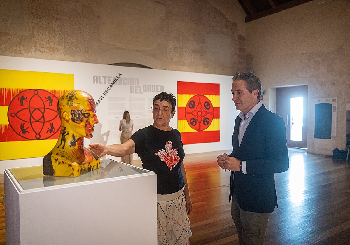 El director-gerente del Consorci de Museus de la Comunitat Valenciana, Nicolás Bugeda y la artista, Mavi Escamilla