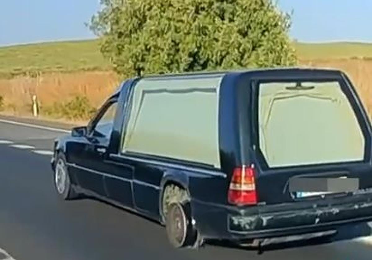 Imagen del coche fúnebre circulando sin rueda
