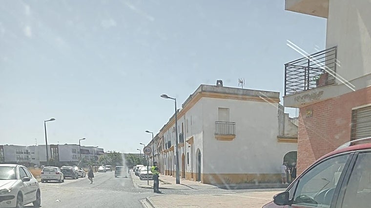 Un agente este mediodía en la barriada V Centenario durante la operación policial