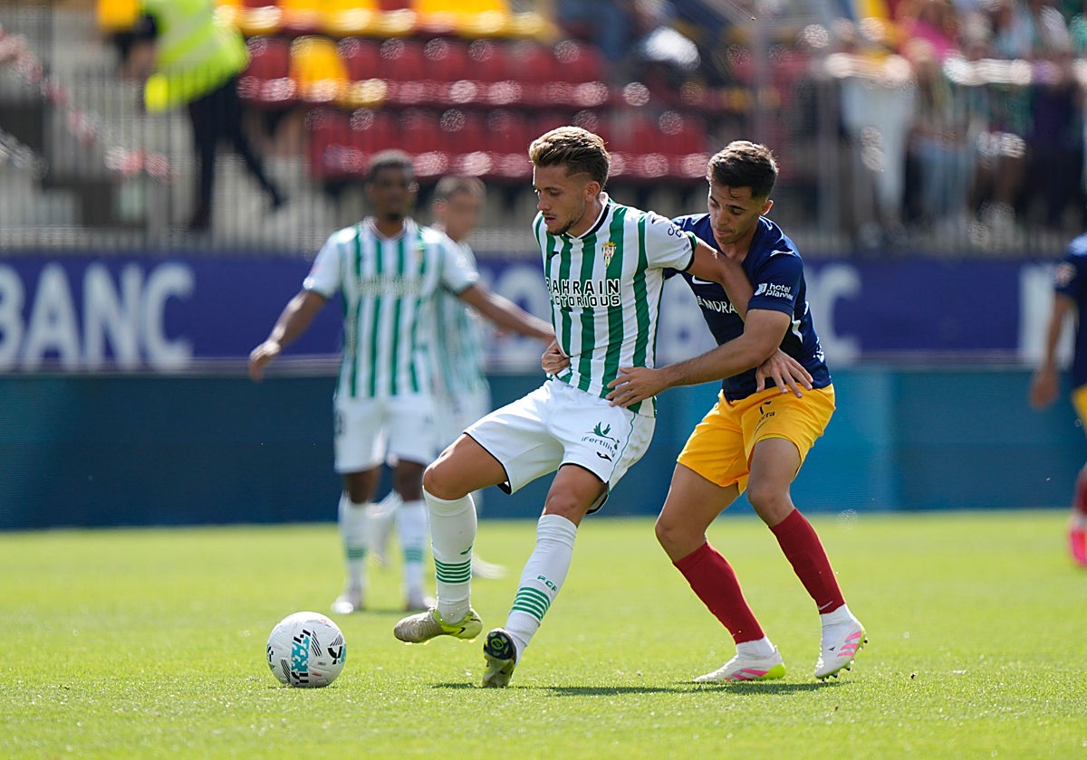 Isma Ruiz cuerpea por un balón ante la presión de un defensor del Andorra