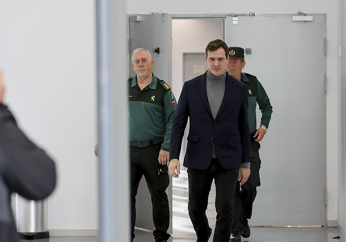 David Sánchez (d), hermano del presidente del Gobierno, tras declarar este viernes ante la jueza instructora el pasado abril