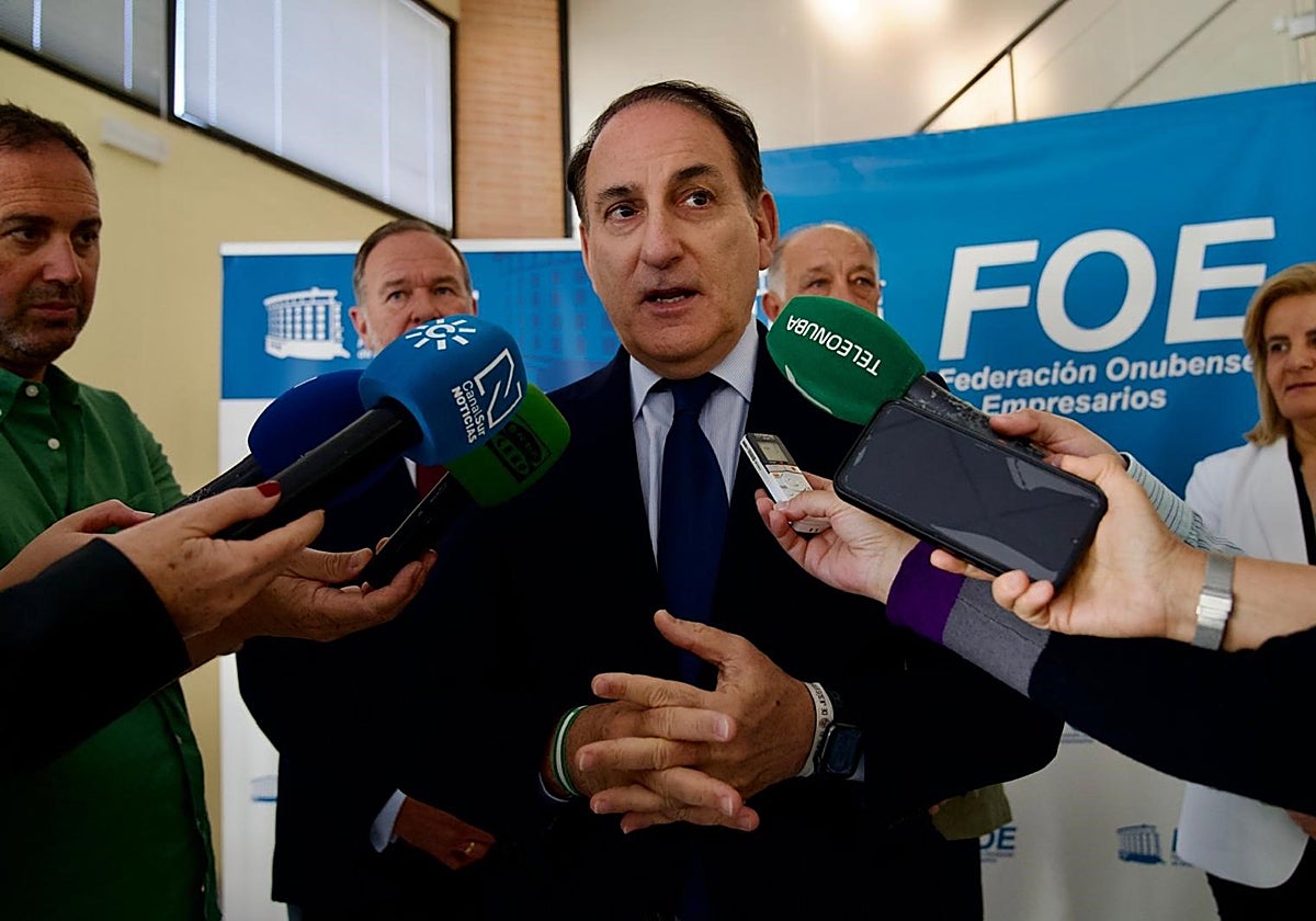 El presidente de la Confederación de Empresarios de Andalucía (CEA), Javier González de Lara, en una atención a medios en Huelva