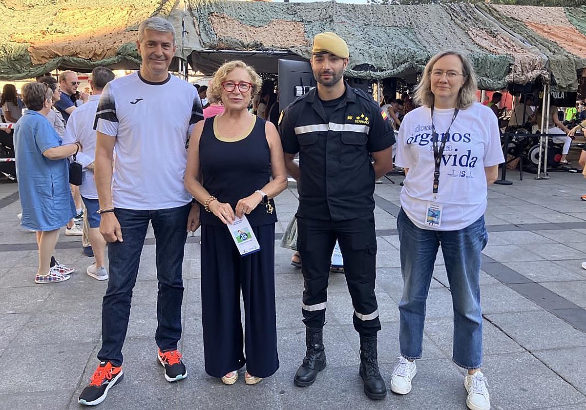 Álvaro Gutiérrez, Maite Marín, el capitán Serrano (UME) y María Luisa Rodríguez, coordinadora de trasplantes en el Hospital Universitario de Toledo