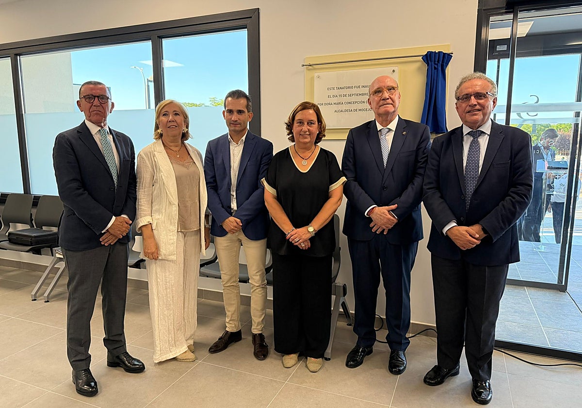 La alcaldesa de Mocejón, Concepción Cedillo, junto a José María San Román y el delegado provincial de Sanidad, Jaime Corregidor, en la inauguración
