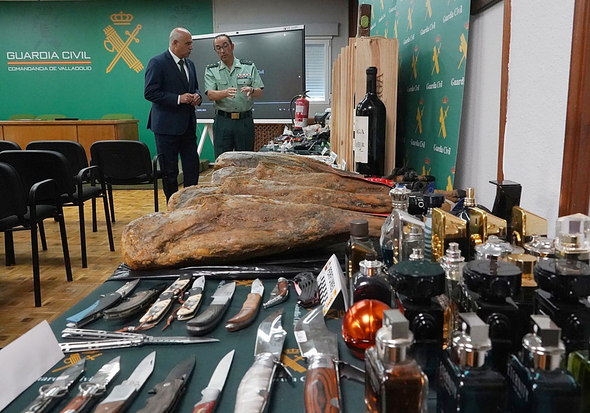 El subdelegado del Gobierno, Jacinto Canales, y el coronel jefe de la Comandancia de la Guardia Civil de Valladolid, Andrés Manuel Velarde Tazón, presentan una operación relacionada con robos con fuerza. En el vídeo, registros de la misma