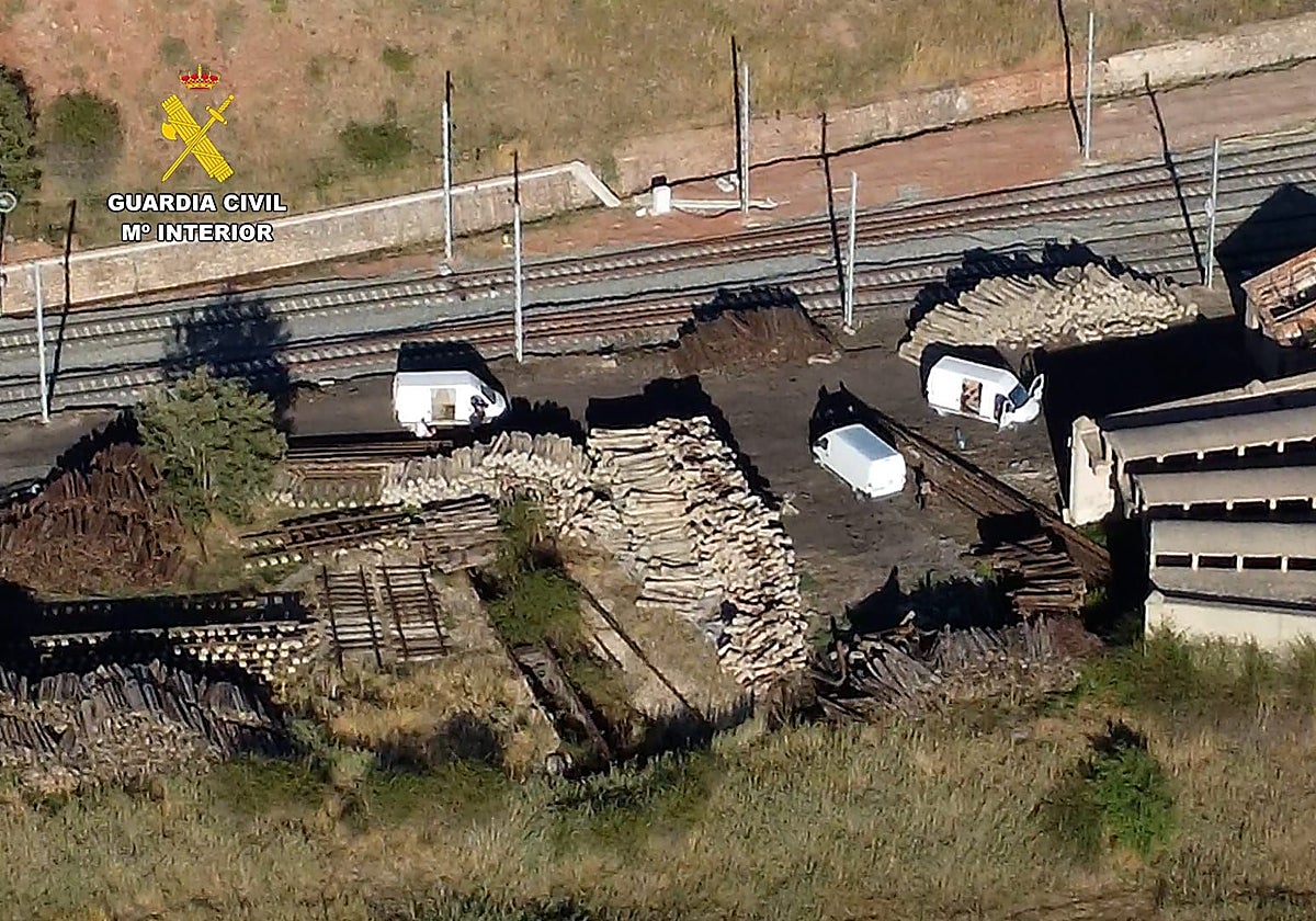 Los sospechosos durante uno de los robos, desde un dron