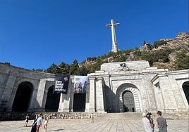 Sortu despliega pancartas llamando a «respetar el carácter nacional» del País Vasco y el derecho de autodeterminación en Cuelgamuros