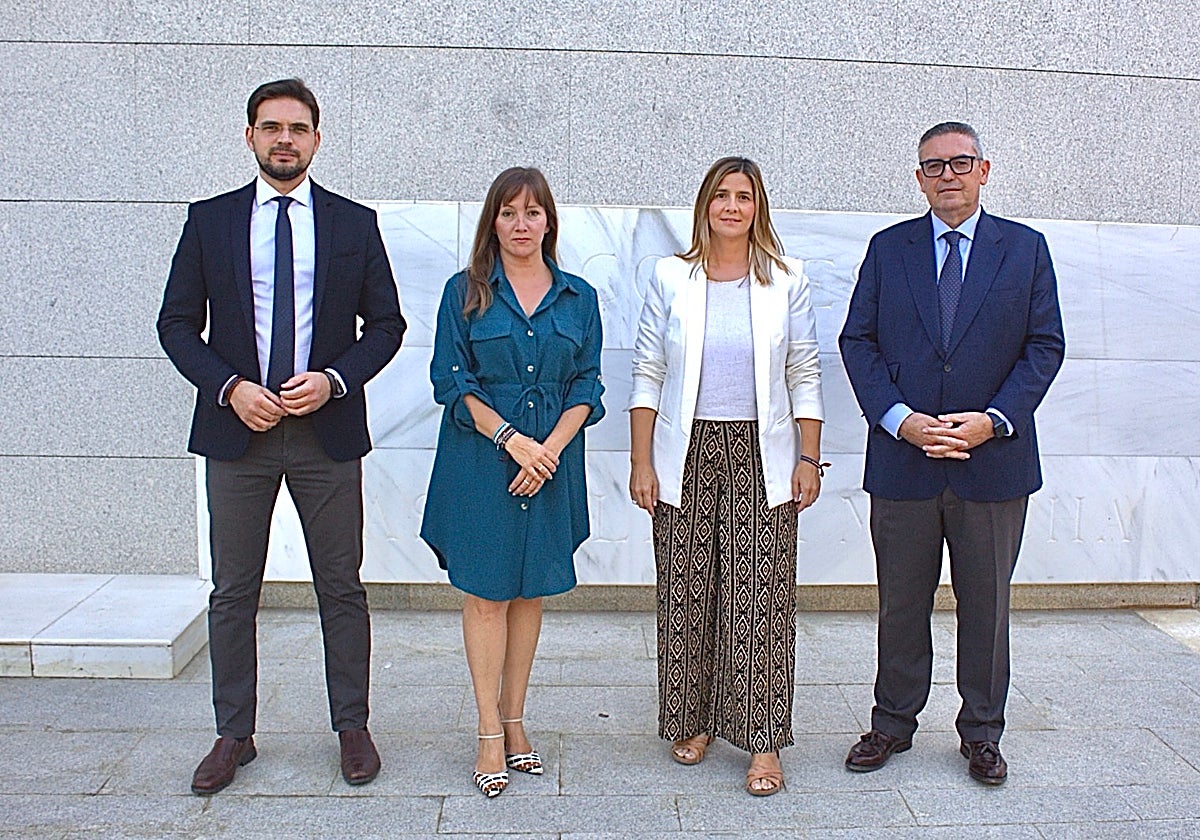 Carolina Agudo (segunda por la derecha) con los miembros del PP en la Mesa de las Cortes y el portavoz adjunto de los populares en la Cámara