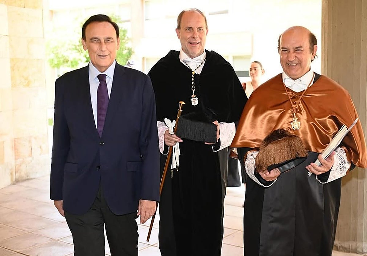 El consejero de Universidad y el rector de la UJA dirigiéndose al acto de inauguración del curso