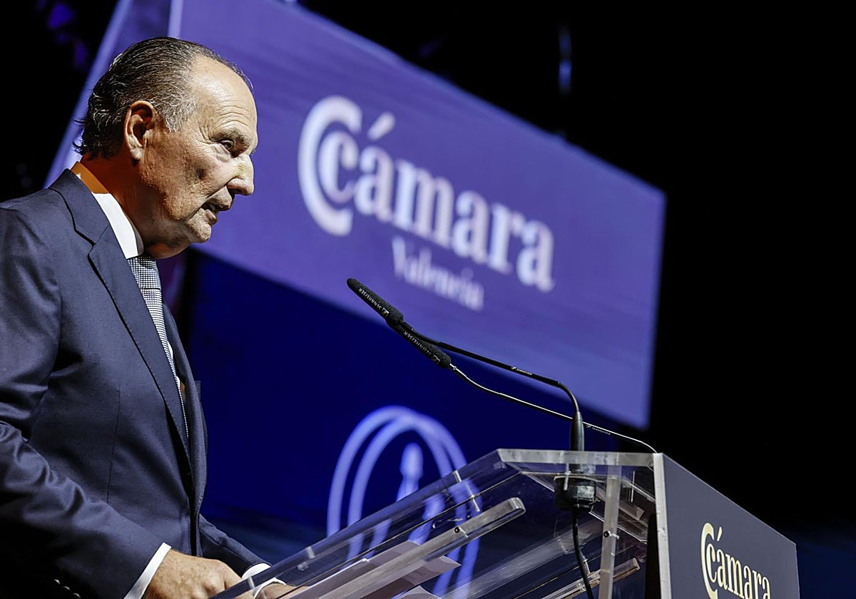 El presidente de la Cámara de Comercio de Valencia, José Vicente Morata, interviene durante la Noche de la Economía Valenciana en el Roig Arena