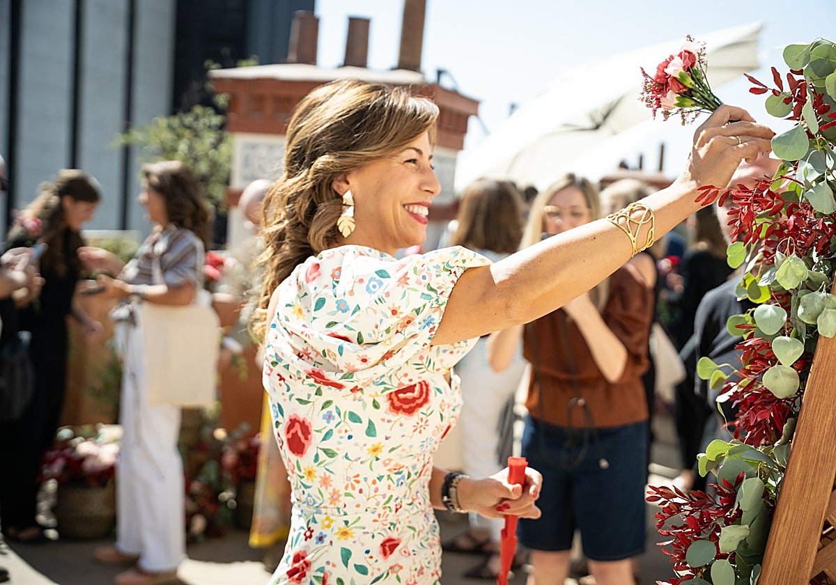 La alcaldesa de Zaragoza, Natalia Chueca, en Madrid donde se ha recreado una miniofrenda de flores