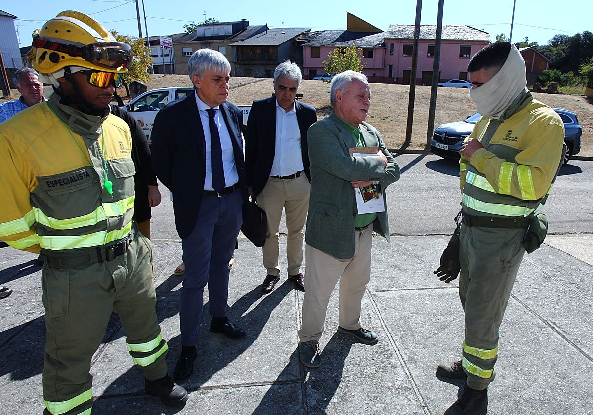 El consejero Gonzalo Santonja conversa con uno de los agentes forestales que protestaban a su llegada