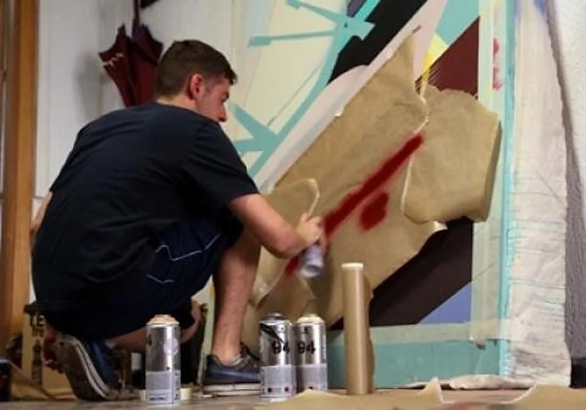 Gonzalo Fuentes pintando una de sus obras